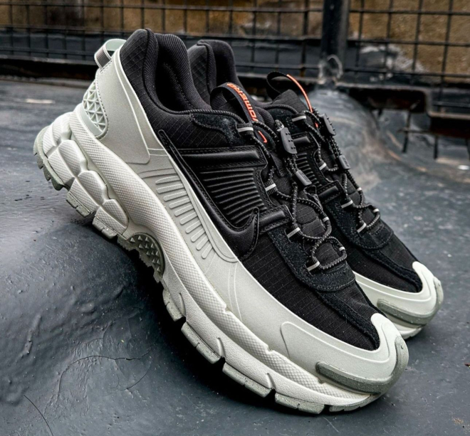 Imagen https://storemanizales.com/images/large/Nike vomero blanco y negro hombre y mujer