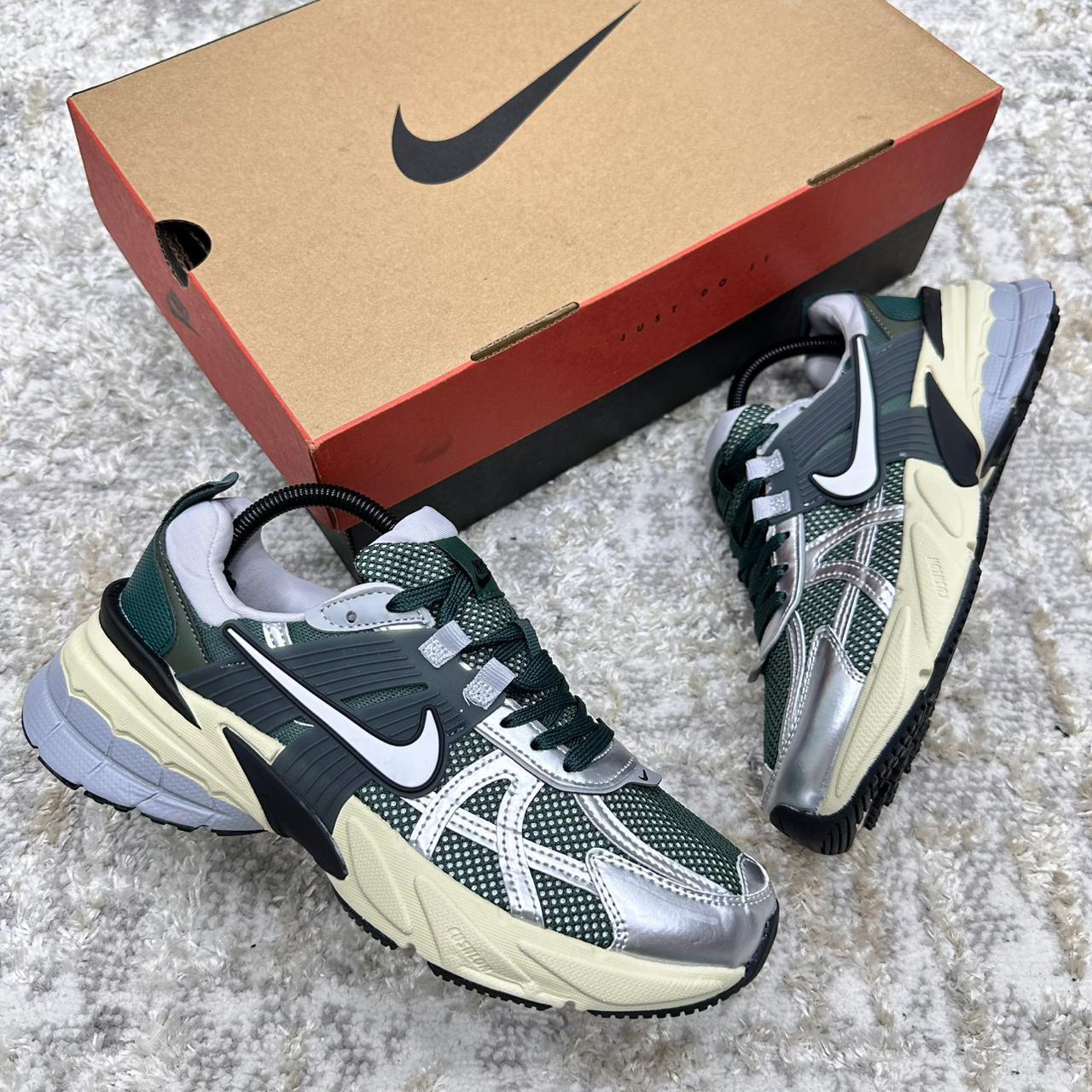 Imagen https://storemanizales.com/images/large/Nike vomero v2 
