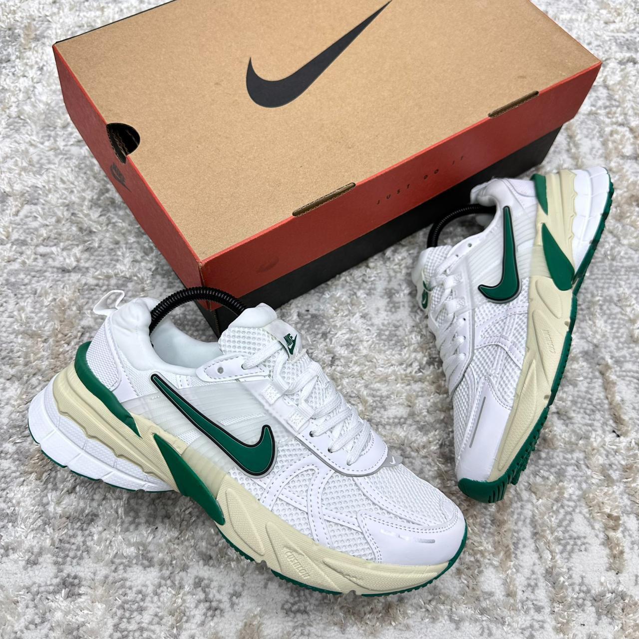 Imagen https://storemanizales.com/images/large/Nike vomero v2 