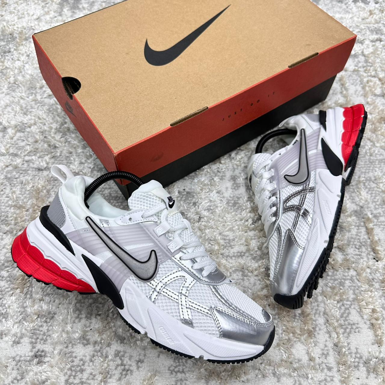 Imagen https://storemanizales.com/images/large/Nike vomero v2 