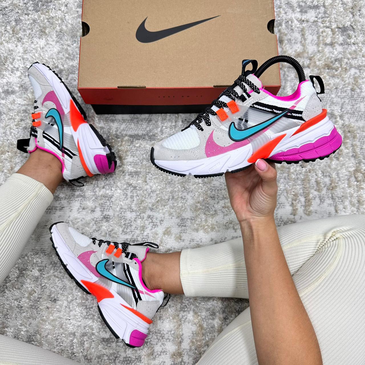 Imagen https://storemanizales.com/images/large/Nike vomero v2```dama