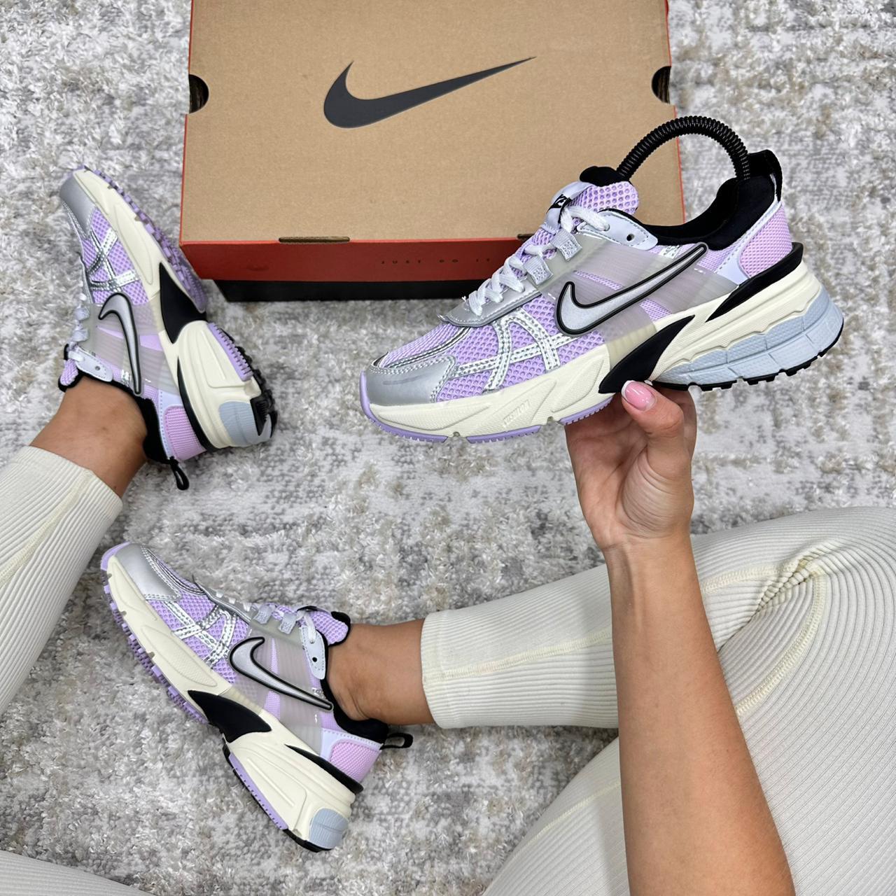 Imagen https://storemanizales.com/images/large/Nike vomero v2```dama