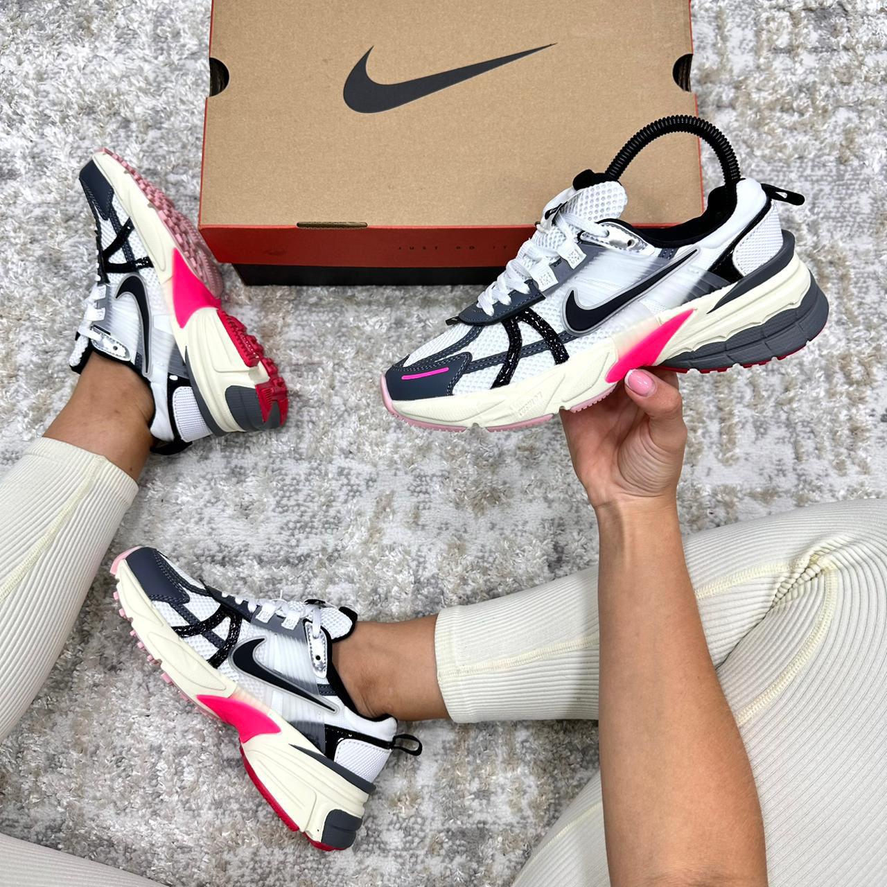 Imagen https://storemanizales.com/images/large/Nike vomero v2```dama