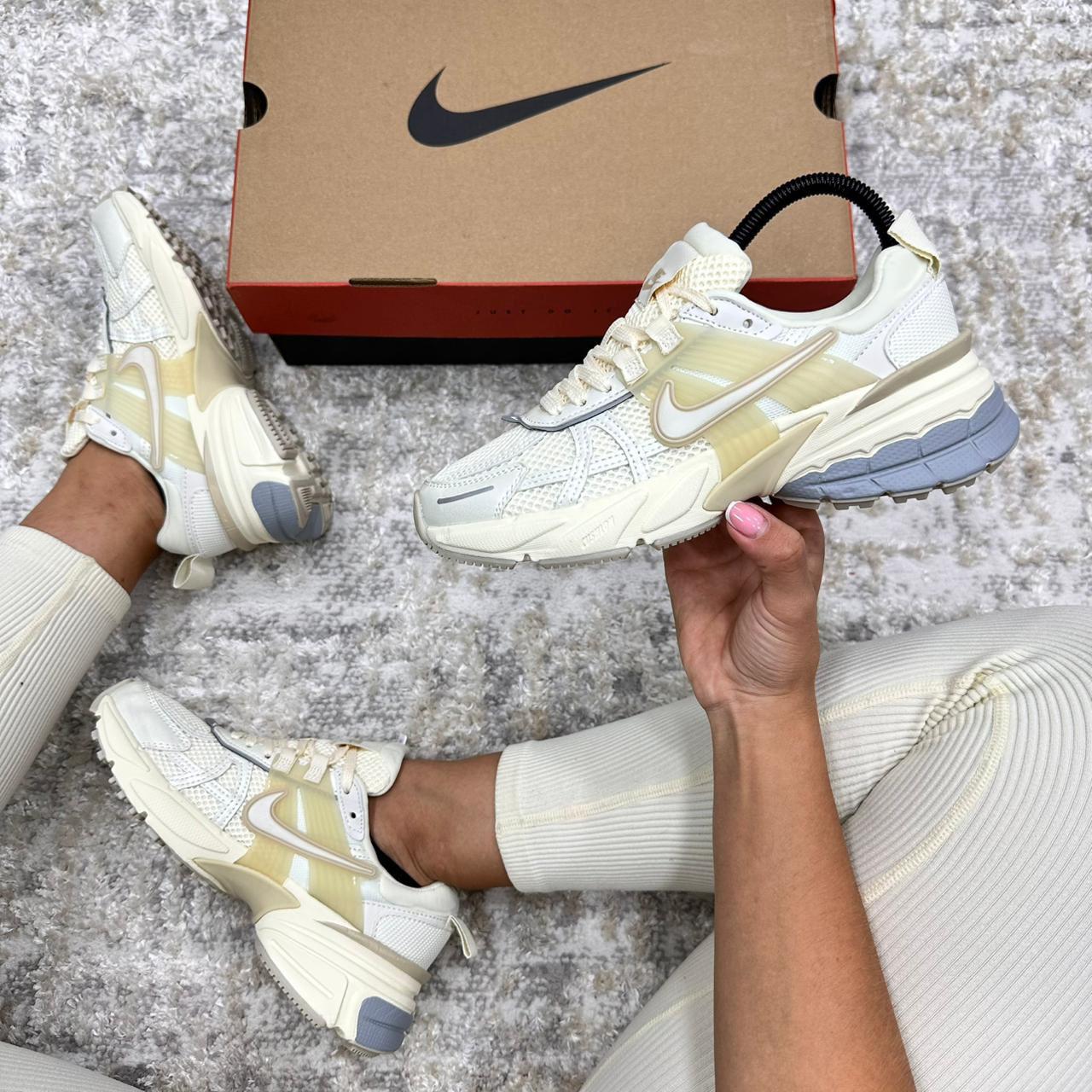 Imagen https://storemanizales.com/images/large/Nike vomero v2```dama