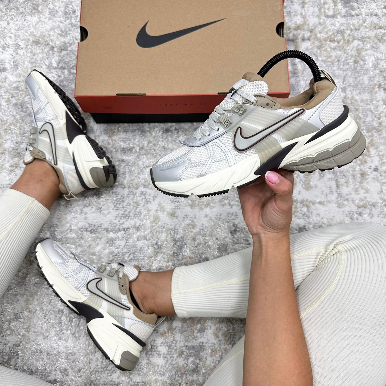 Imagen https://storemanizales.com/images/large/Nike vomero v2```dama