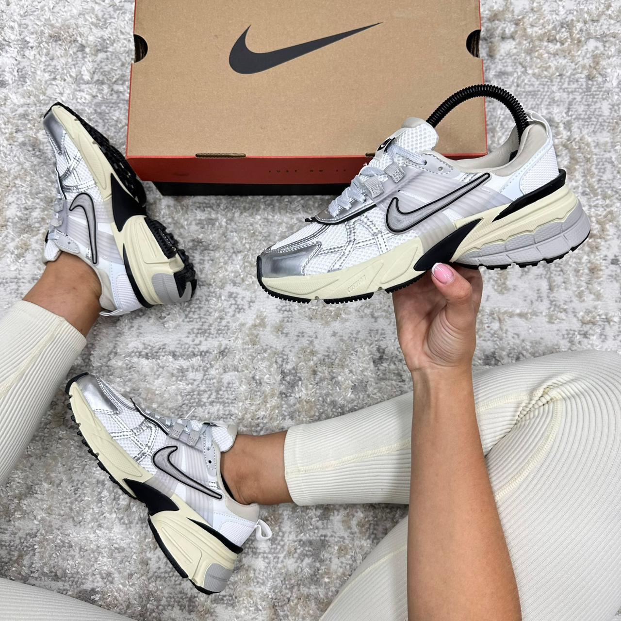 Imagen https://storemanizales.com/images/large/Nike vomero v2```dama