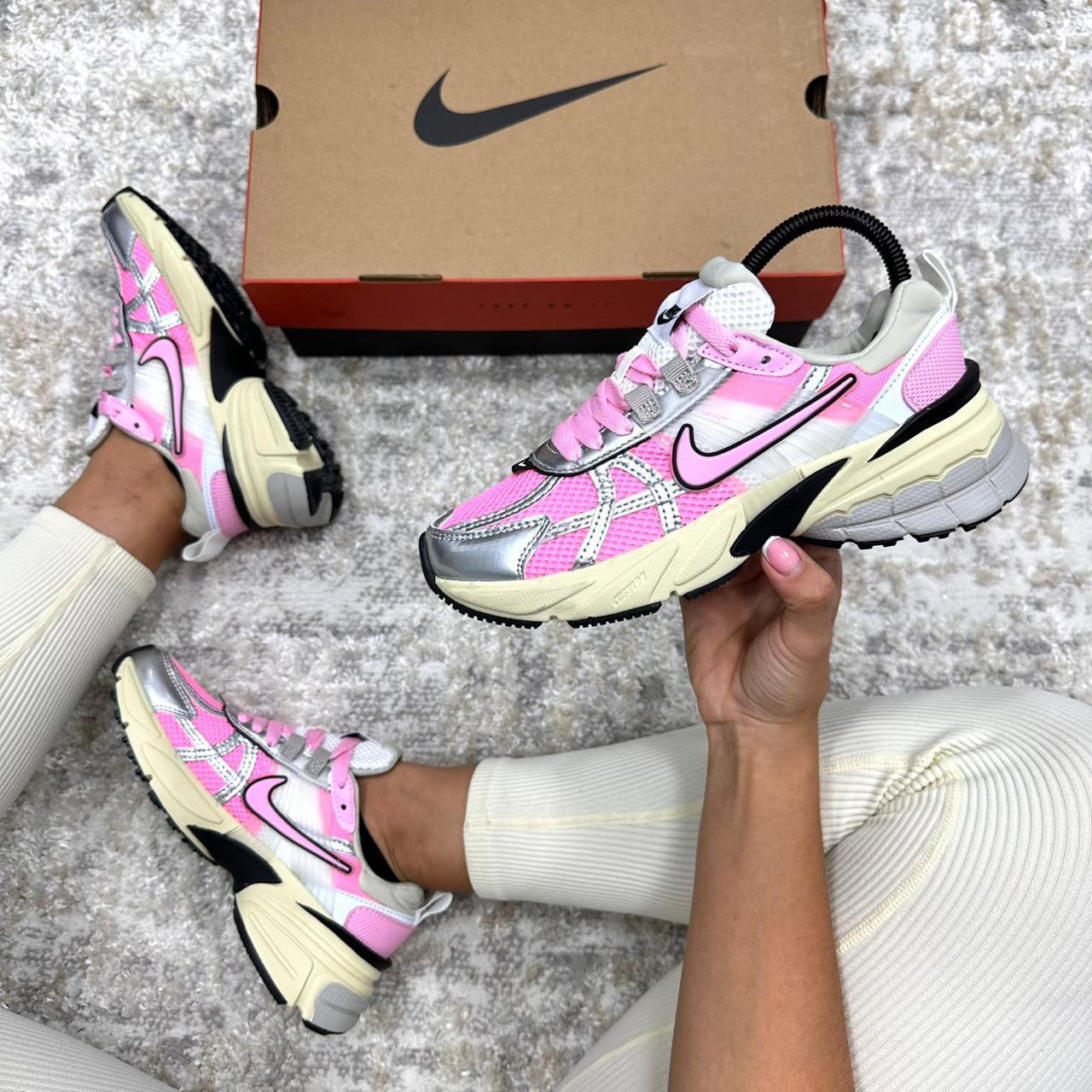 Imagen https://storemanizales.com/images/large/Nike vomero v2```dama