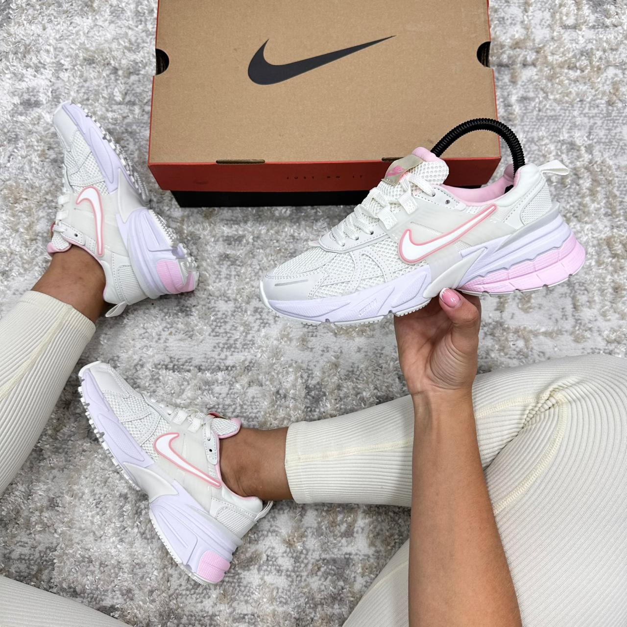 Imagen https://storemanizales.com/images/large/Nike vomero v2```dama