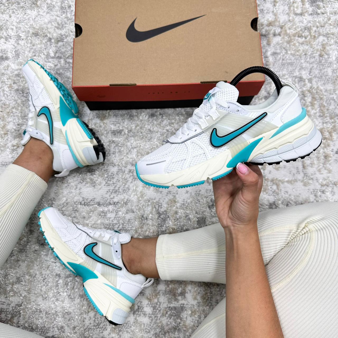 Imagen https://storemanizales.com/images/large/Nike vomero v2```dama