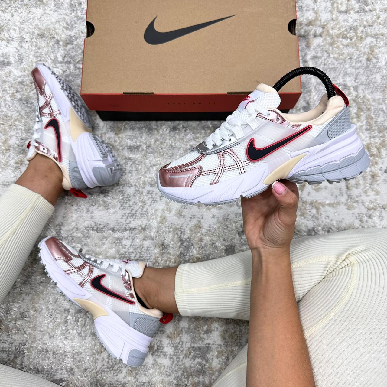 Imagen https://storemanizales.com/images/large/Nike vomero v2```dama